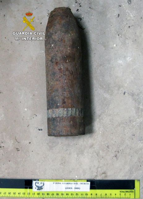 La Guardia Civil retira y destruye un proyectil de artillería hallado en una finca agrícola de Fuente Álamo - 2, Foto 2