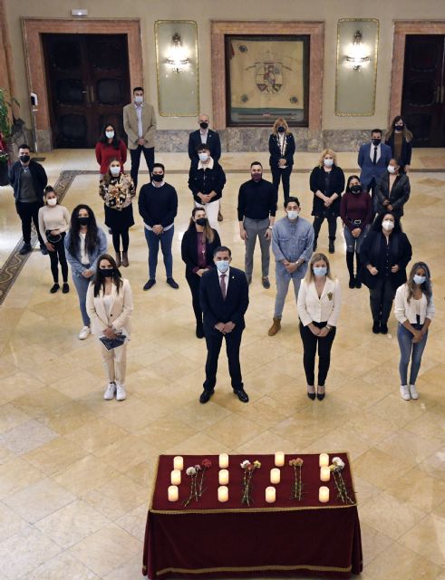 Murcia conmemora el Día del Pueblo Gitano con la lectura del manifiesto, la ofrenda floral y el encendido de velas - 1, Foto 1