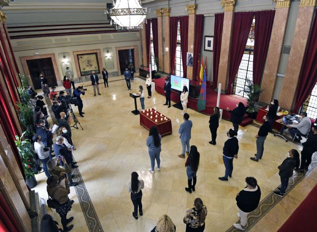 Murcia conmemora el Día del Pueblo Gitano con la lectura del manifiesto, la ofrenda floral y el encendido de velas - 2, Foto 2