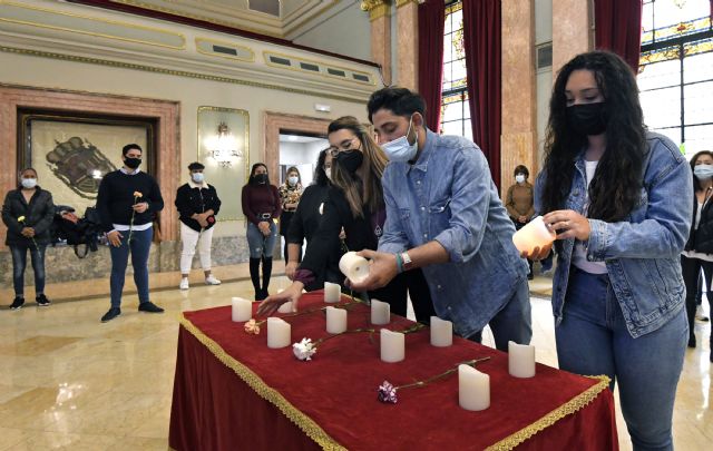 Murcia conmemora el Día del Pueblo Gitano con la lectura del manifiesto, la ofrenda floral y el encendido de velas - 3, Foto 3