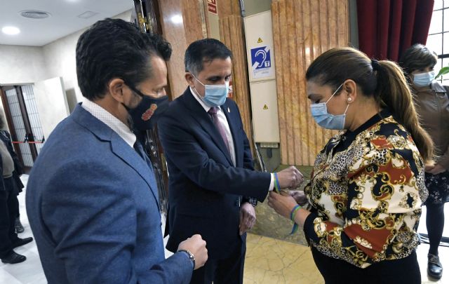 Murcia conmemora el Día del Pueblo Gitano con la lectura del manifiesto, la ofrenda floral y el encendido de velas - 4, Foto 4
