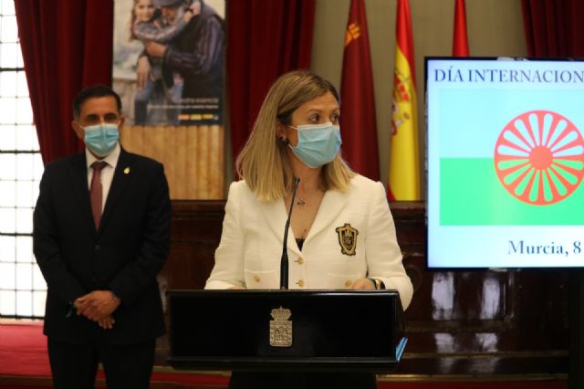 Murcia conmemora el Día del Pueblo Gitano con la lectura del manifiesto, la ofrenda floral y el encendido de velas - 5, Foto 5