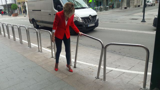 El carril chapuza forzado por el PSOE sobre la acera de Juan Carlos I ya ha provocado varios accidentes y la petición vecinal para su supresión inmediata - 1, Foto 1