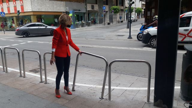 El carril chapuza forzado por el PSOE sobre la acera de Juan Carlos I ya ha provocado varios accidentes y la petición vecinal para su supresión inmediata - 2, Foto 2