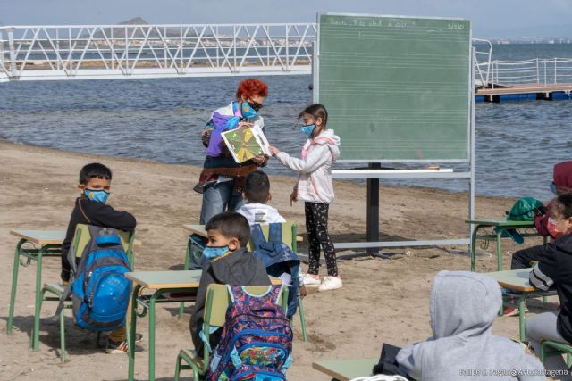 Escolares de Los Nietos dan clase en la orilla del Mar Menor - 1, Foto 1