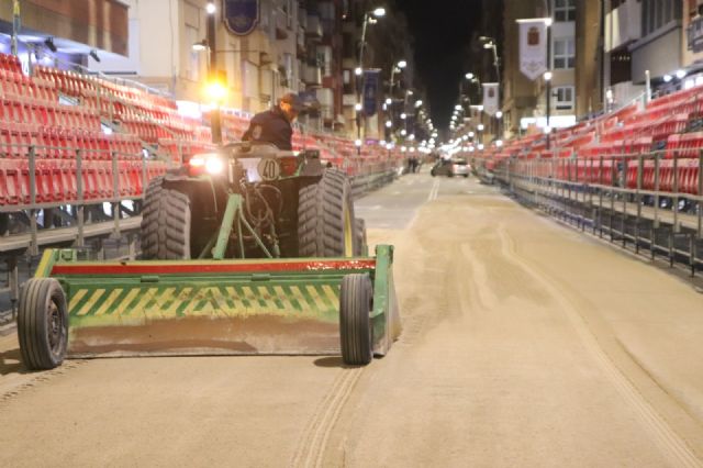 El alcalde de Lorca supervisa los trabajos de enarenado de las 800 toneladas de arena y grava que cubrirán la Avenida Juan Carlos I durante los desfiles de Semana Santa - 1, Foto 1