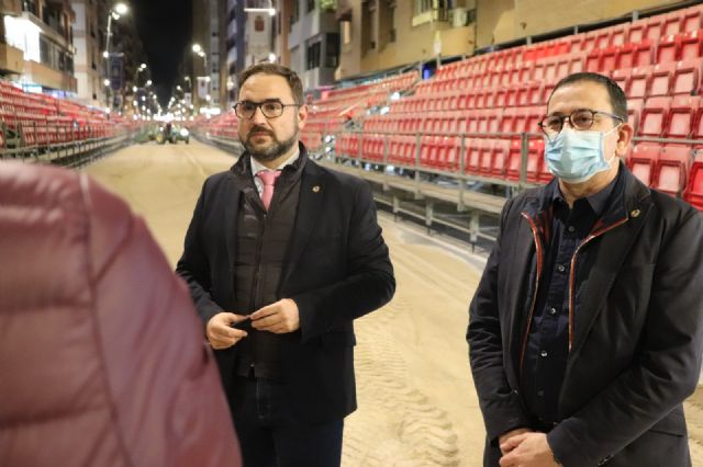El alcalde de Lorca supervisa los trabajos de enarenado de las 800 toneladas de arena y grava que cubrirán la Avenida Juan Carlos I durante los desfiles de Semana Santa - 2, Foto 2