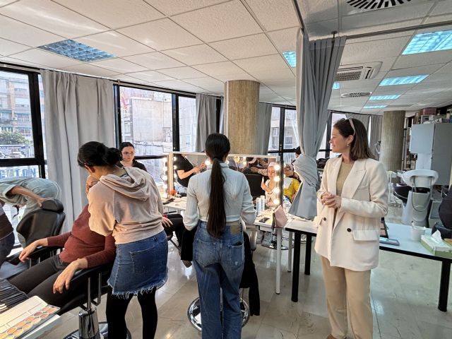 La alcaldesa visita a los alumnos de los distintos cursos de formación organizados por el Ayuntamiento de Águilas - 1, Foto 1