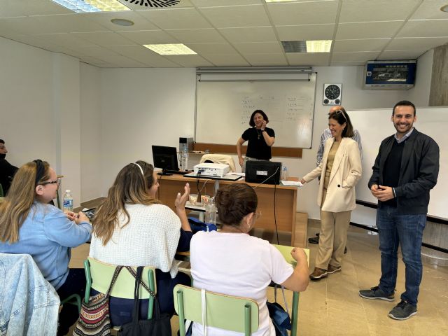 La alcaldesa visita a los alumnos de los distintos cursos de formación organizados por el Ayuntamiento de Águilas - 2, Foto 2