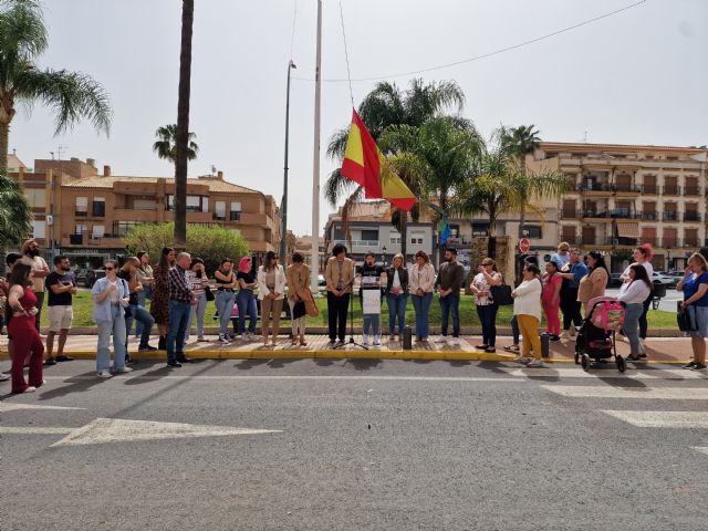 Puerto Lumbreras conmemora el Día Internacional del Pueblo Gitano con el izado de la bandera del colectivo y la lectura de un manifiesto - 1, Foto 1