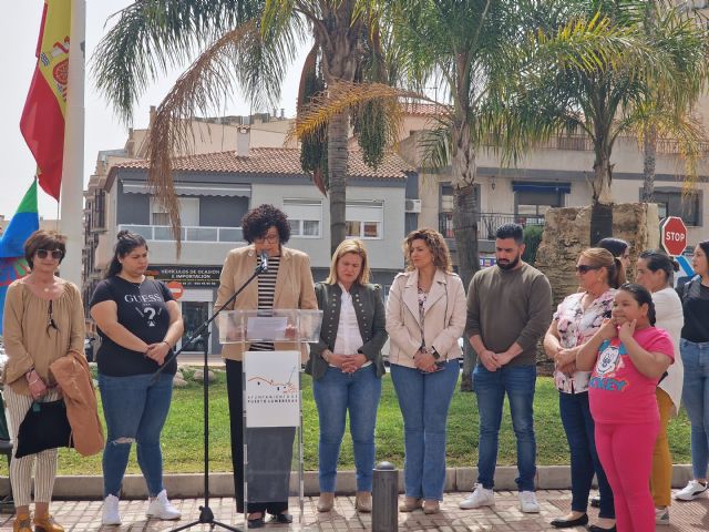 Puerto Lumbreras conmemora el Día Internacional del Pueblo Gitano con el izado de la bandera del colectivo y la lectura de un manifiesto - 2, Foto 2