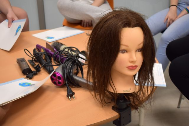 Las Torres de Cotillas inicia un taller gratuito para adolescentes gitanos de formación en imagen personal - 1, Foto 1