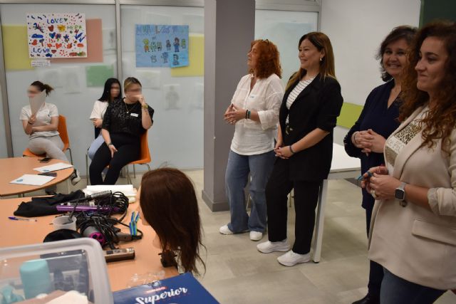 Las Torres de Cotillas inicia un taller gratuito para adolescentes gitanos de formación en imagen personal - 4, Foto 4