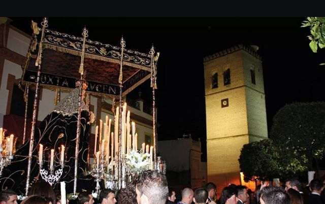 Sevilla. Un palio del siglo XVIII y una devoción centenaria, la “bajada” de la Virgen de la Soledad emociona a su pueblo de Alcalá del Río - 2, Foto 2