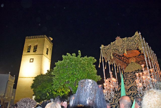 Alcalá del Río se rinde al paso de la Vera-Cruz en una tarde de emoción y fervor - 2, Foto 2