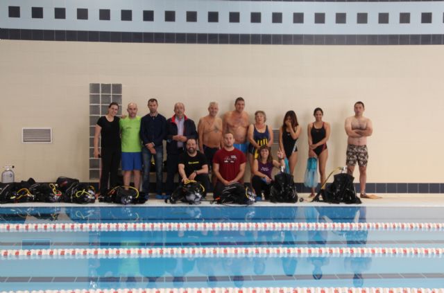 Más de una treintena de personas descubren el buceo recreativo en las piscinas municipales de Puerto Lumbreras - 2, Foto 2