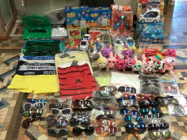 Decomisados en el mercadillo del Bohio mas de un centenar de productos de imitacion - 1, Foto 1