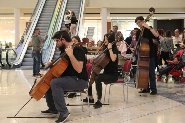 La Sinfonica de Cartagena sorprendio a los clientes de Espacio Mediterraneo - 1, Foto 1