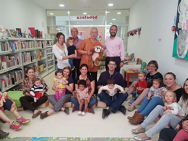 15 recién nacidos tienen su primer contacto con los libros gracias a los talleres del ciclo ‘Bebeteca’ - 1, Foto 1