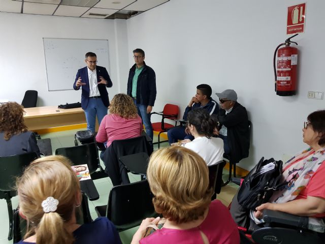 El Ayuntamiento de Alhama y responsables de la ONCE estudian mejoras para los vecinos con discapacidad, Foto 1