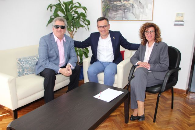 El Ayuntamiento de Alhama y responsables de la ONCE estudian mejoras para los vecinos con discapacidad, Foto 2