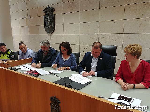 Municipal government and union organizations sign the agreement on working conditions for public employees of the Totana City Council for the period 2019/22, Foto 4