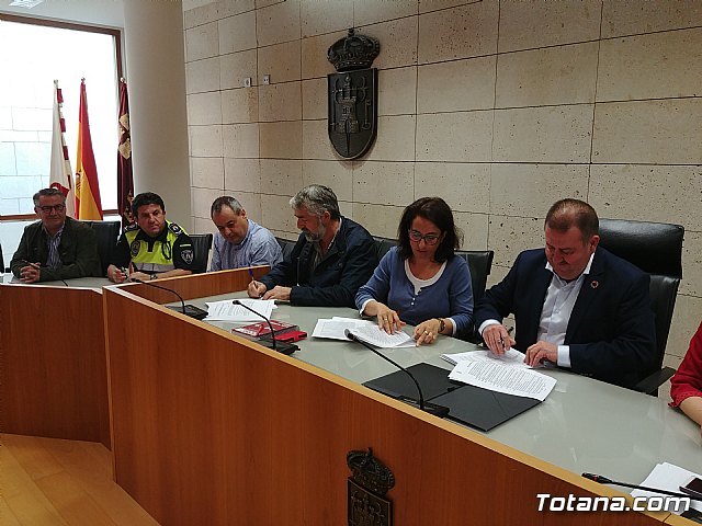 Municipal government and union organizations sign the agreement on working conditions for public employees of the Totana City Council for the period 2019/22, Foto 5