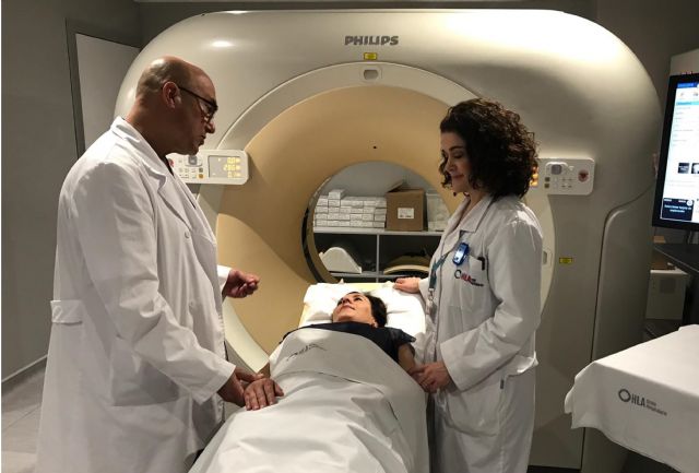 Una paciente realizándose un TC, Foto 1