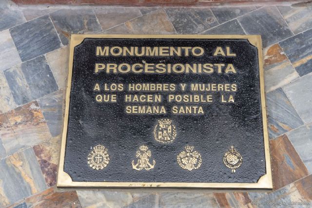 El Ayuntamiento repone la placa del monumento al Procesionista - 1, Foto 1