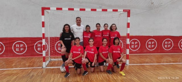 El equipo alevín femenino de Fútbol Sala del CEIP La Cruz se clasifica para la Final Regional Escolar, Foto 1