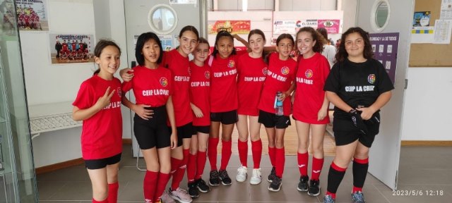 El equipo alevín femenino de Fútbol Sala del CEIP La Cruz se clasifica para la Final Regional Escolar, Foto 2