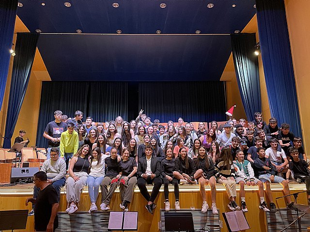 Éxito del proyecto Un Musical para el Aprendizaje-Servicio en el IES Juan de la Cierva y Codorníu, Foto 2