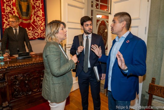 MC: Arroyo se esconde detrás del confeti - 1, Foto 1