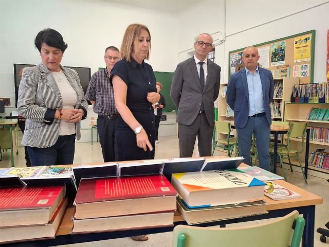 El consejero de Educaci�n visita el colegio Cristo del Valle de Torreag�era, que celebra su centenario, Foto 2