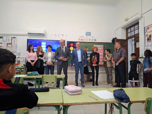 El consejero de Educaci�n visita el colegio Cristo del Valle de Torreag�era, que celebra su centenario, Foto 3