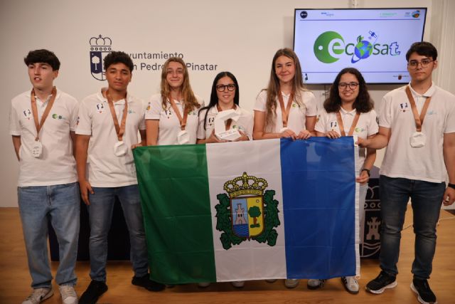 Alumnos del IES Tarraga Escribano participantes en el desafío Cansat son recibidos en el Ayuntamiento - 2, Foto 2