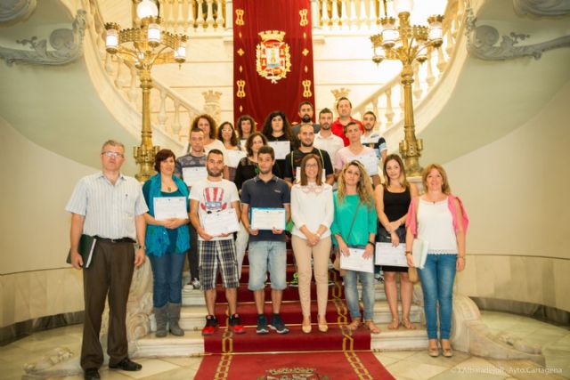 Los alumnos del programa Erasmus+ de la ADLE recogen sus diplomas tras su experiencia de prácticas laborales en Portugal - 1, Foto 1