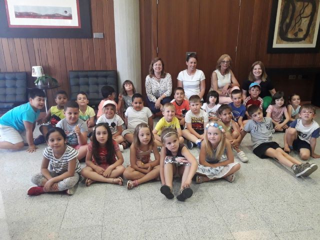 El Ayuntamiento recibe a más de 160 escolares con motivo del Día de la Región - 1, Foto 1