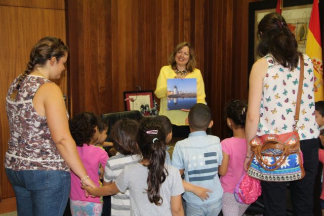El Ayuntamiento recibe a más de 160 escolares con motivo del Día de la Región - 2, Foto 2