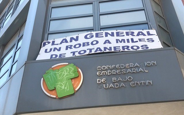 Pancarta situada en la fachada del edificio de CEBAG, Foto 1