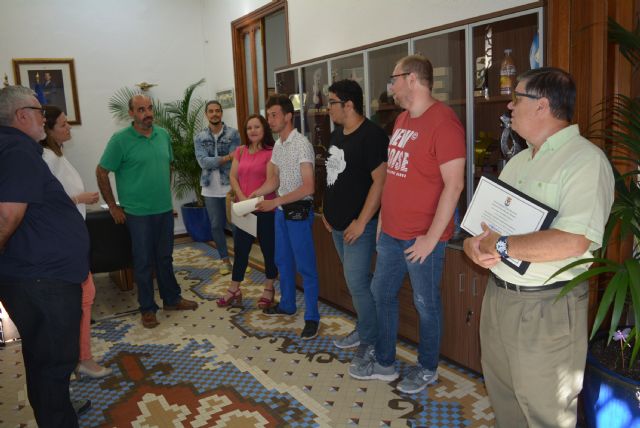 La alcaldesa y el edil de desarrollo local y formación hacen entrega de los diplomas del curso Iniciación Google maps y creación de correos electrónicos - 1, Foto 1