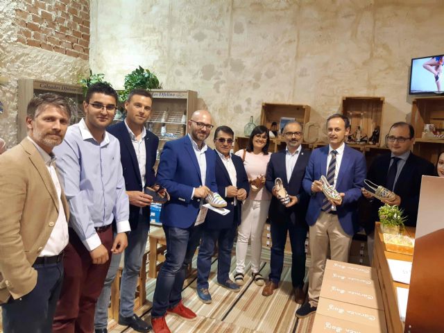 Firmas de calzado y complementos exponen sus creaciones en el claustro de los Jesuitas de Caravaca - 3, Foto 3