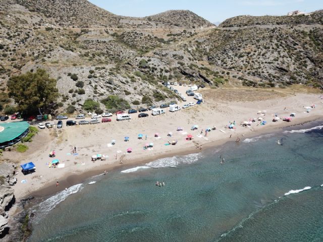 Controlan con drones el correcto cumplimiento por parte de los bañistas de las normas en las calas de Punta de Calnegre - 1, Foto 1