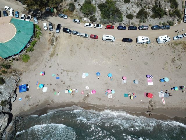 Controlan con drones el correcto cumplimiento por parte de los bañistas de las normas en las calas de Punta de Calnegre - 2, Foto 2