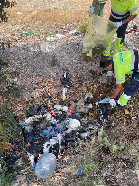 Retiran una tonelada de residuos incontrolados de un tramo de la rambla de La Torrecilla - 2, Foto 2