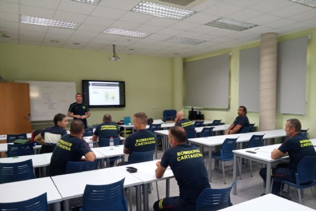 Bomberos se forman en la ESPAC en intervenciones con riesgo eléctrico - 1, Foto 1