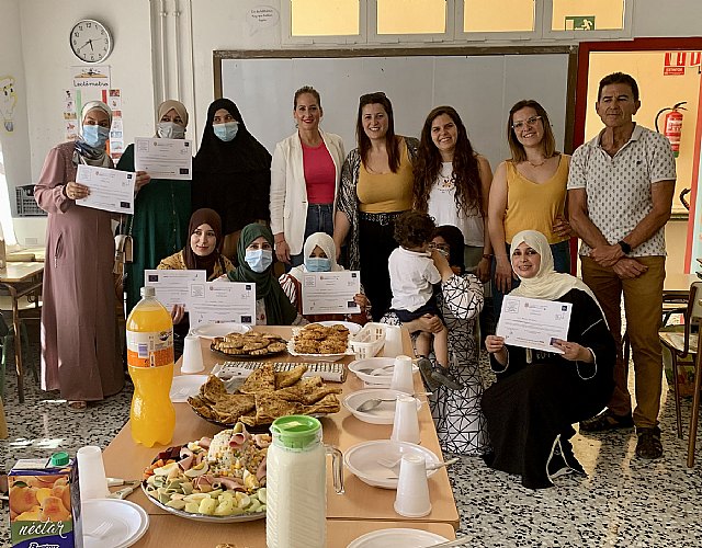 Mujeres marroquíes aprenden español para impulsar su integración social en el municipio - 1, Foto 1