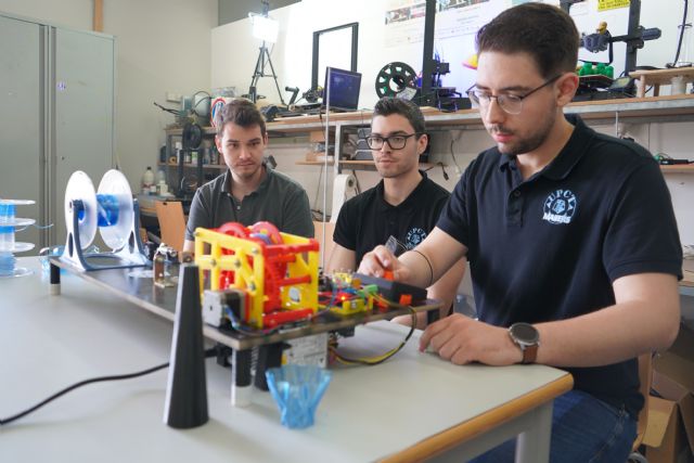 Estudiantes de UPCT Maker crean una extrusora para convertir botellas de plástico en filamento de impresión 3D - 1, Foto 1