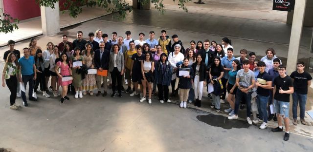 300 estudiantes de 10 centros de Secundaria de la Región participan en el primer concurso 'Educa en finanzas', Foto 1