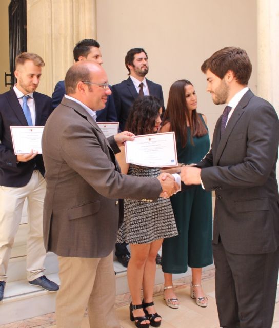 Ocho jóvenes murcianos realizarán becas en diferentes países para fomentar la internacionalización de la economía regional - 1, Foto 1